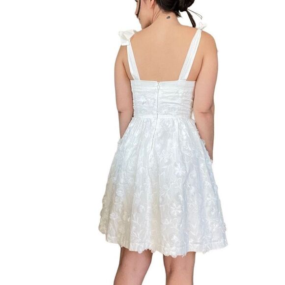 New Gal Meets Glam Anthropologie Floral Tie Shoulder Dress Size 0 White Romantic - Picture 6 of 13
